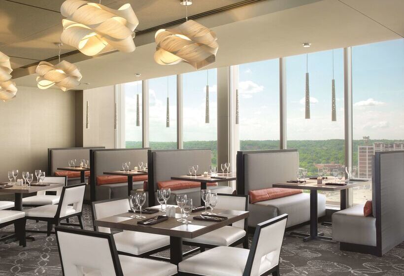 هتل Doubletree By Hilton  Cedar Rapids Convention Complex