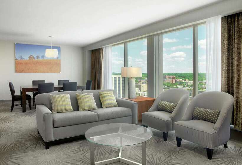 هتل Doubletree By Hilton  Cedar Rapids Convention Complex