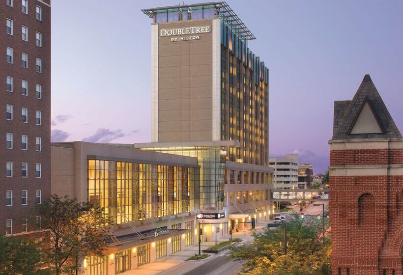 هتل Doubletree By Hilton  Cedar Rapids Convention Complex