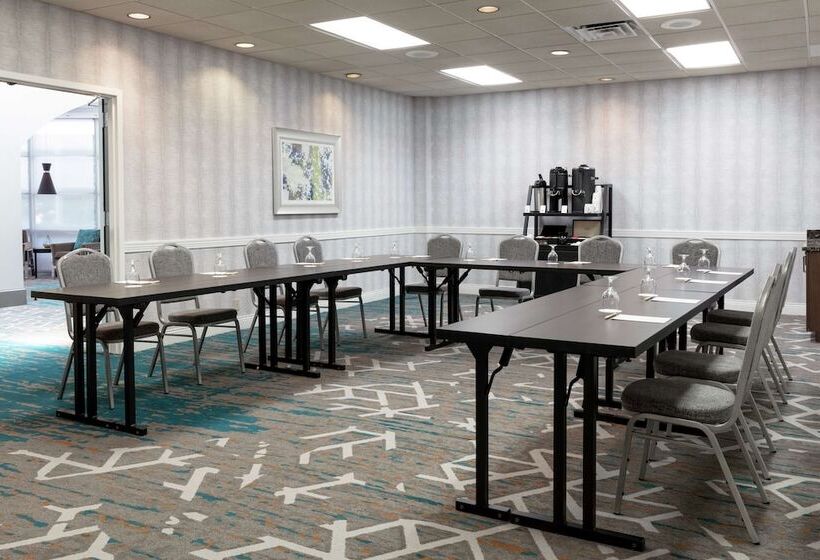 هتل Doubletree By Hilton Birmingham Perimeter Park