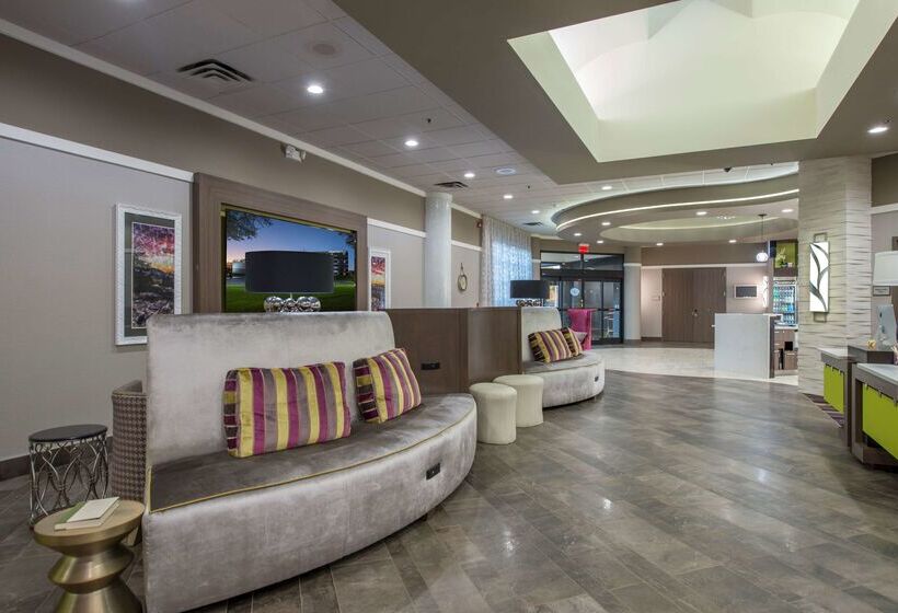 فندق Doubletree By Hilton Winston Salem University
