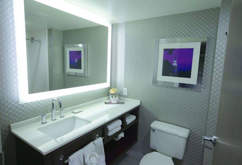 فندق Doubletree By Hilton Winston Salem University