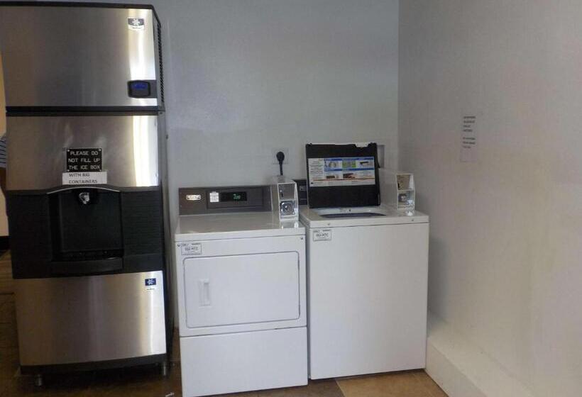 בית מלון כפרי Economy 7 Inn   Norfolk