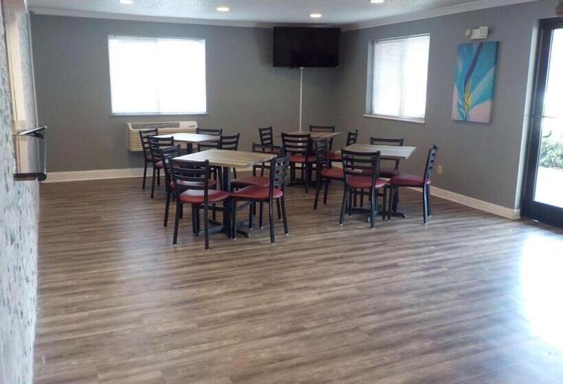 ホテル Economy 7 Inn   Norfolk