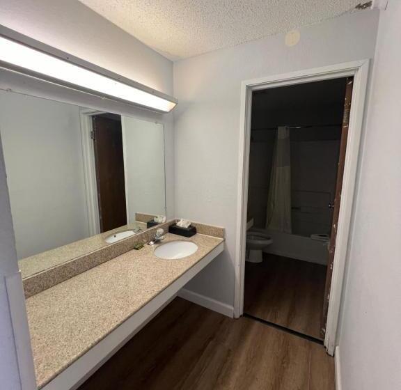 ホテル Economy 7 Inn   Norfolk