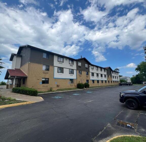 בית מלון כפרי Economy 7 Inn   Norfolk