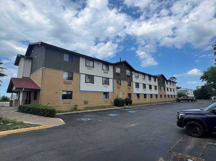 ホテル Economy 7 Inn   Norfolk