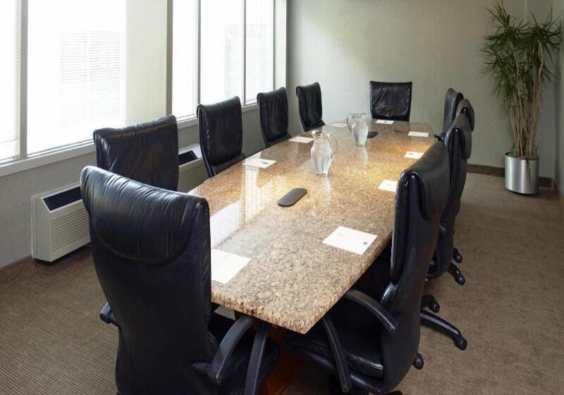 Отель Four Points By Sheraton Charlotte