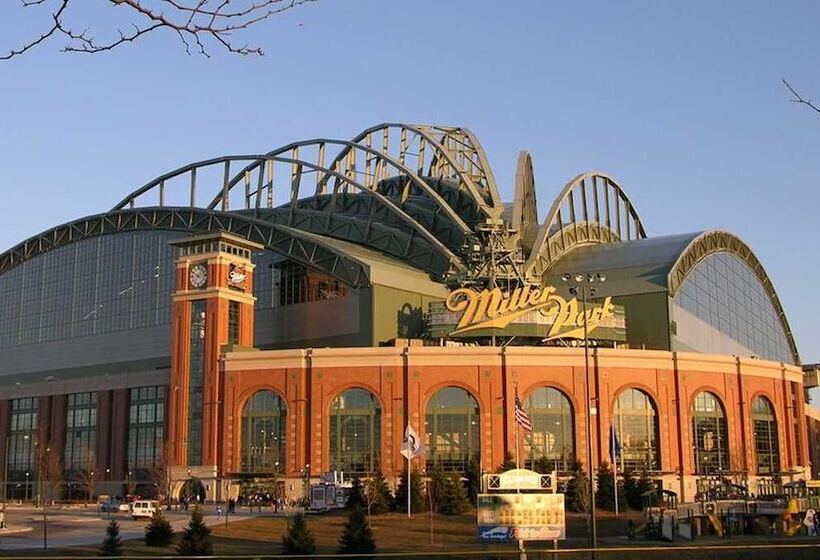 فندق Four Points By Sheraton Milwaukee North Shore