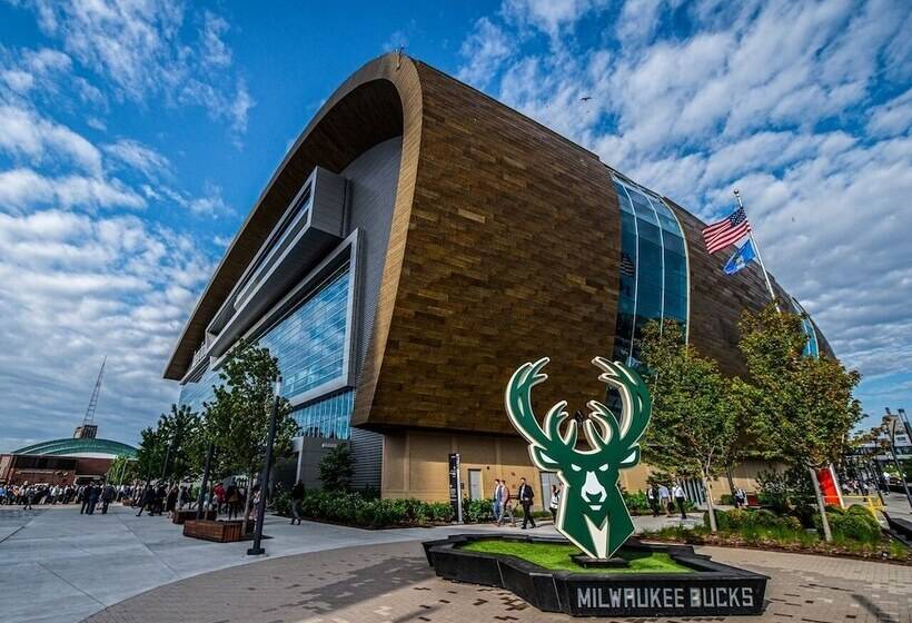 호텔 Four Points By Sheraton Milwaukee North Shore