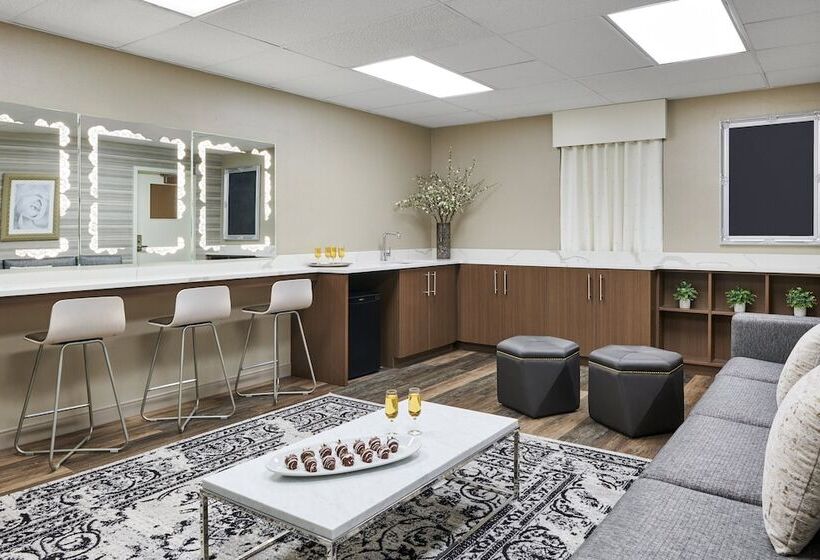 فندق Four Points By Sheraton Milwaukee North Shore