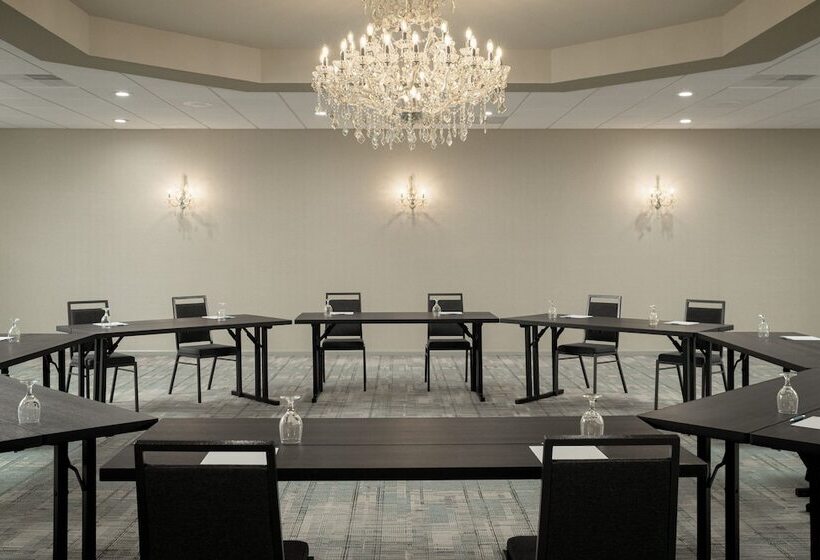 호텔 Four Points By Sheraton Milwaukee North Shore