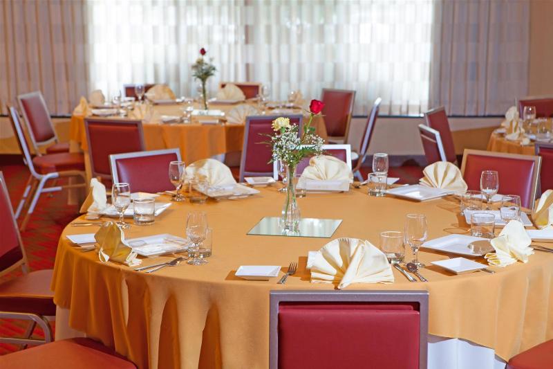 Отель Four Points Philadelphia Northeast