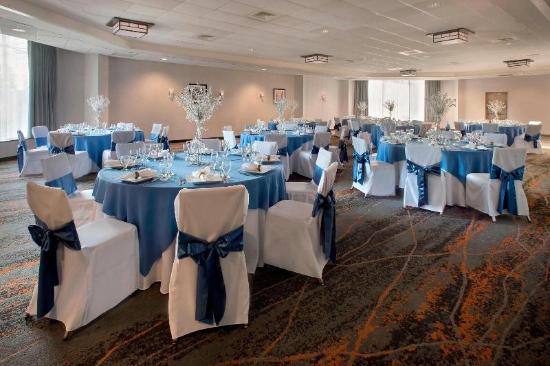 Отель Four Points Philadelphia Northeast