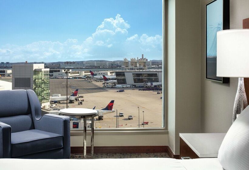 هتل Hilton Boston Logan Airport