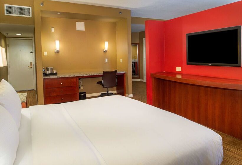 هتل Hilton St. Louis Airport