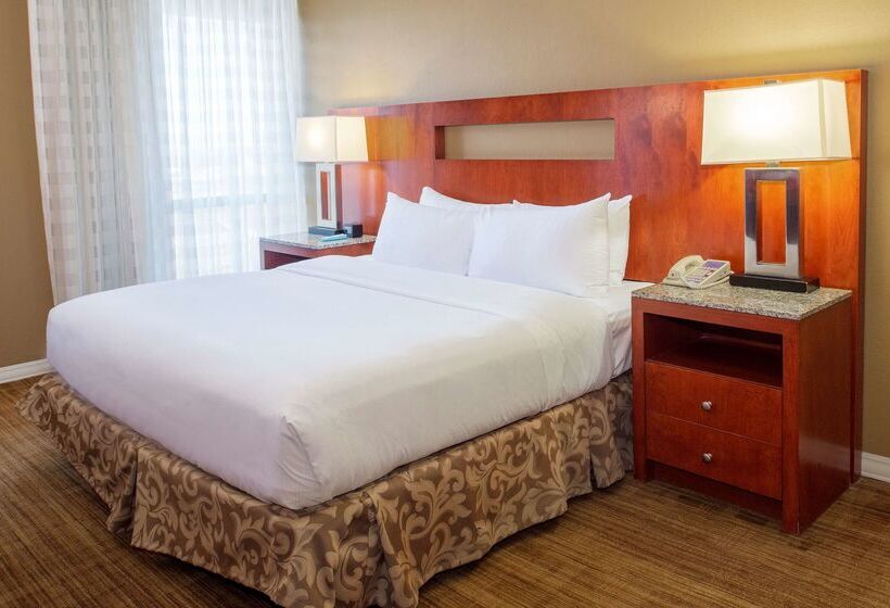 هتل Hilton St. Louis Airport