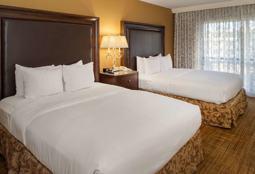 هتل Hilton St. Louis Airport