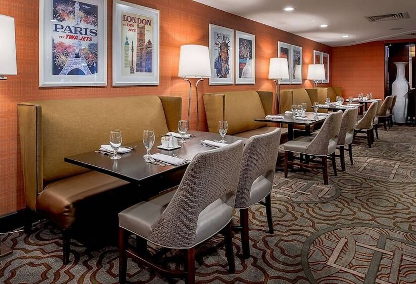 هتل Hilton St. Louis Airport