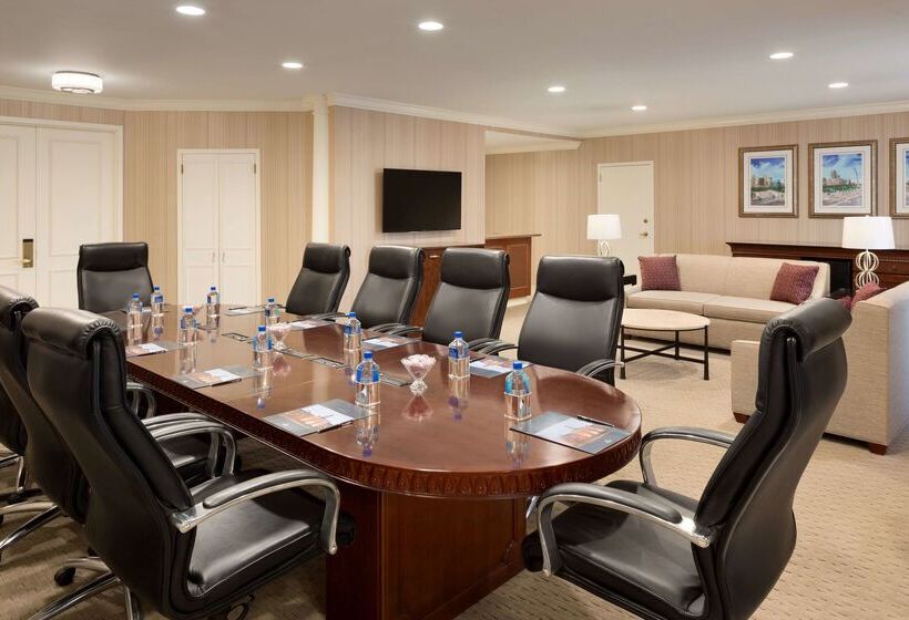 هتل Hilton St. Louis Frontenac