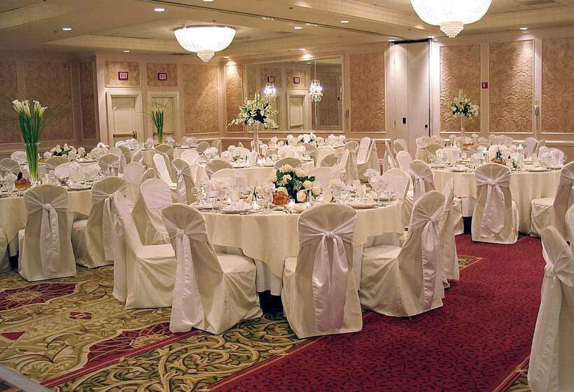 هتل Hilton St. Louis Frontenac