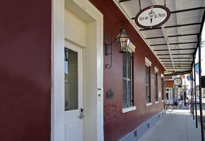 هتل Inn On St. Peter, A French Quarter Guest Houses Property