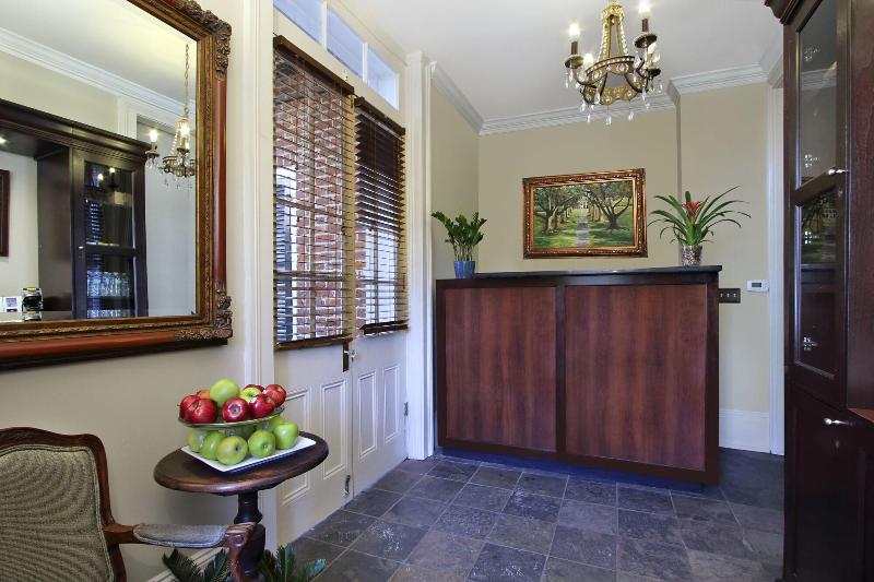 هتل Inn On St. Peter, A French Quarter Guest Houses Property