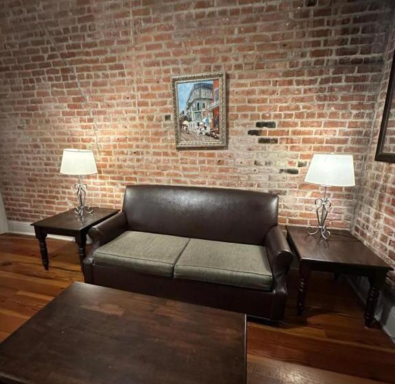 هتل Inn On St. Peter, A French Quarter Guest Houses Property