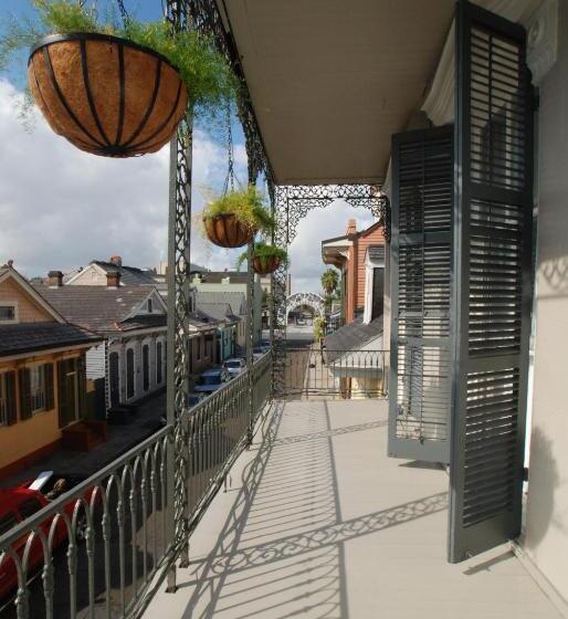 هتل Inn On St. Peter, A French Quarter Guest Houses Property