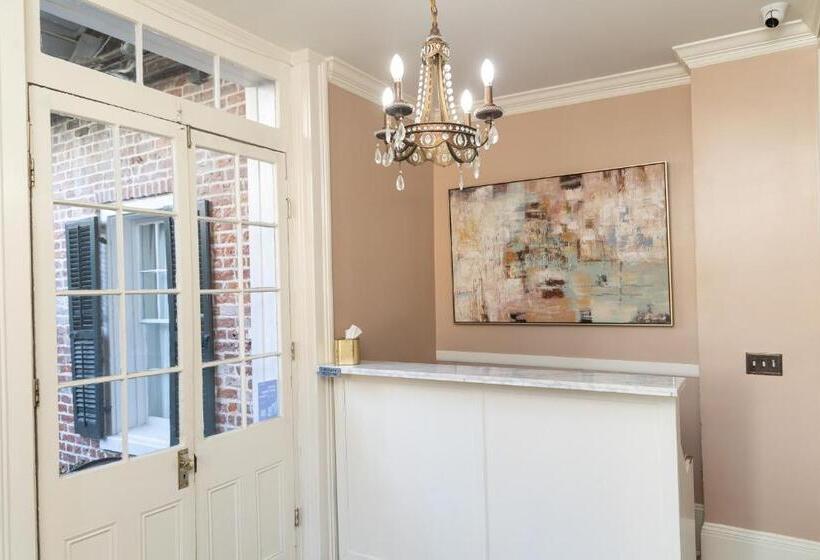 هتل Inn On St. Peter, A French Quarter Guest Houses Property