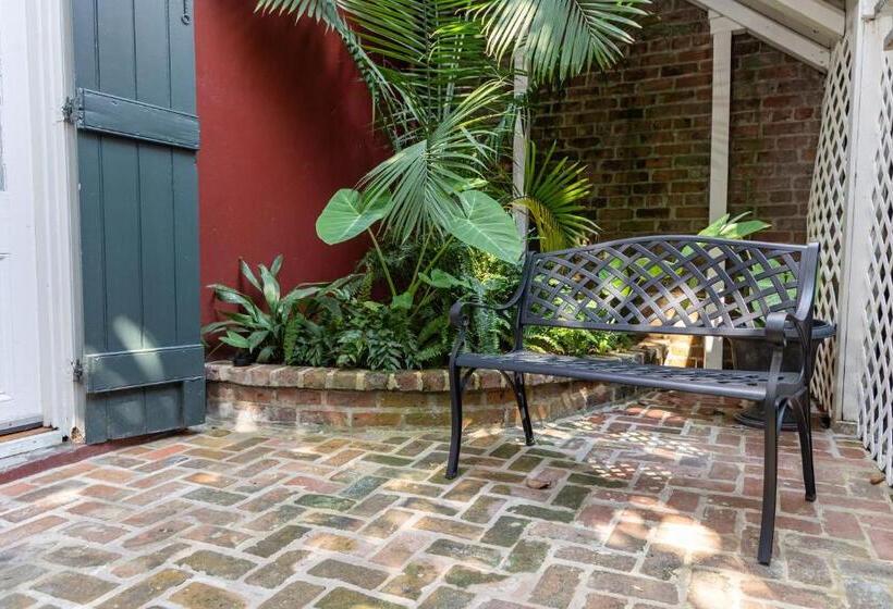 هتل Inn On St. Peter, A French Quarter Guest Houses Property