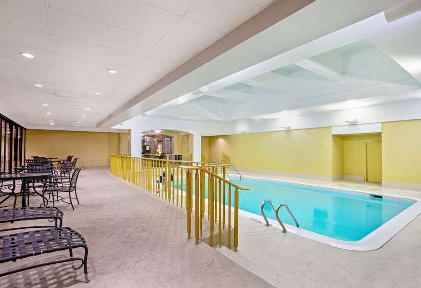 هتل La Quinta By Wyndham Stamford / New York City