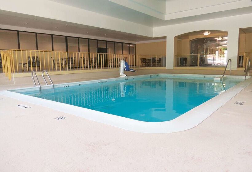 هتل La Quinta By Wyndham Stamford / New York City