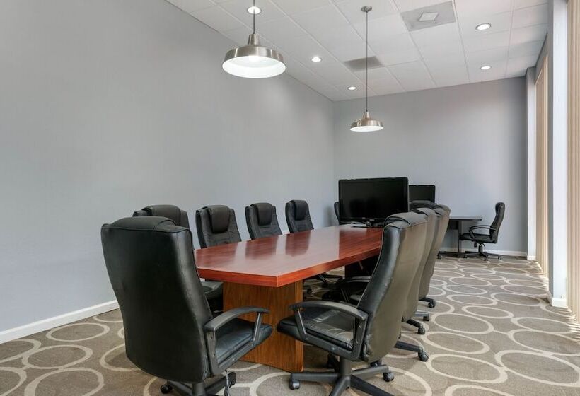 فندق Quality Inn & Suites Conference Center