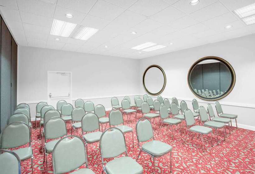 בית מלון כפרי Ramada By Wyndham Barstow