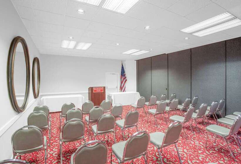 בית מלון כפרי Ramada By Wyndham Barstow