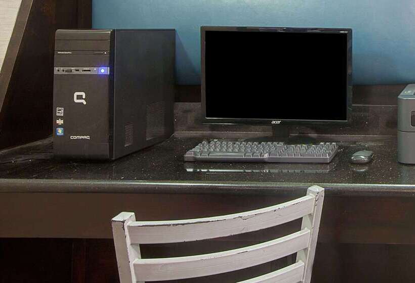 בית מלון כפרי Ramada By Wyndham Houston Intercontinental Airport South