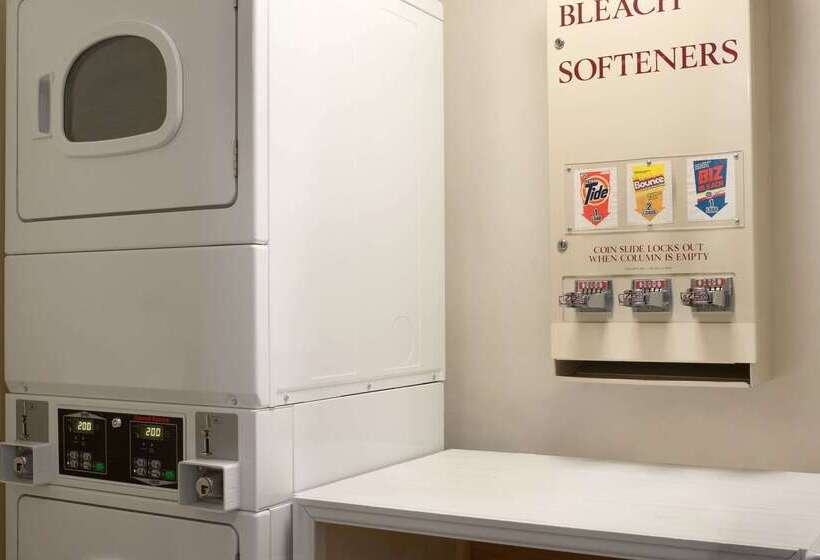 Отель Ramada By Wyndham Newark/wilmington