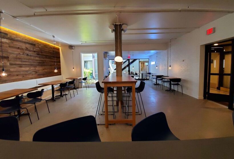 Отель Ramada By Wyndham Newark/wilmington