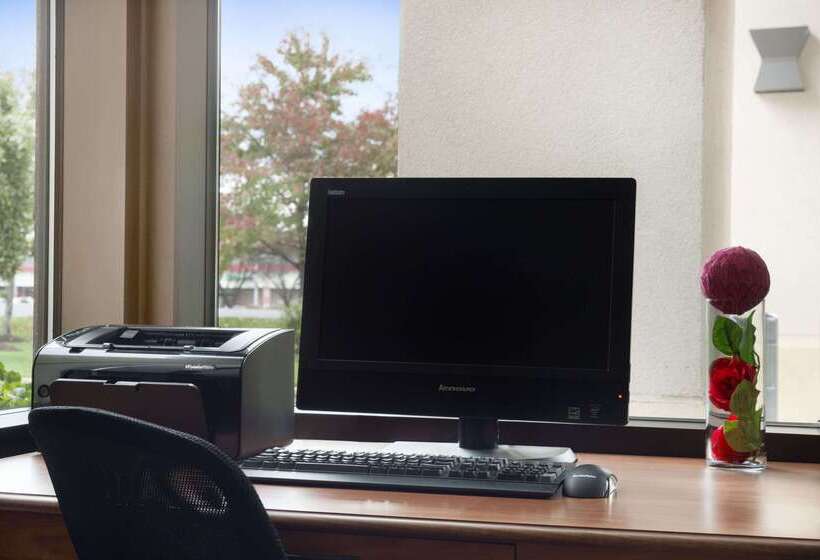 Отель Ramada By Wyndham Newark/wilmington