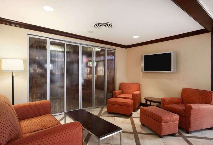 Отель Ramada By Wyndham Newark/wilmington