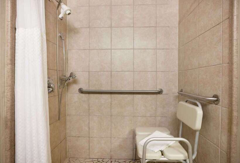 Отель Ramada By Wyndham Newark/wilmington