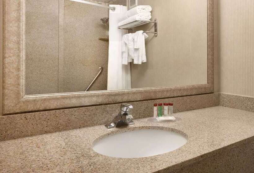 Отель Ramada By Wyndham Newark/wilmington