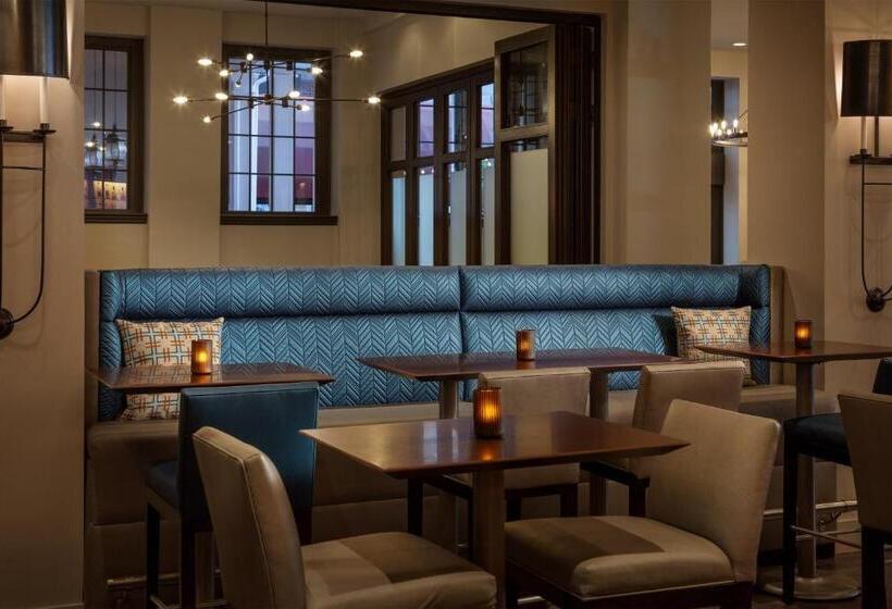 Отель Sheraton Commander