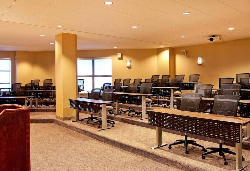 בית מלון כפרי Sheraton Portsmouth Harborside