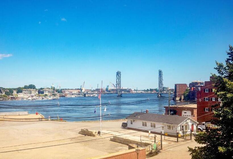 בית מלון כפרי Sheraton Portsmouth Harborside