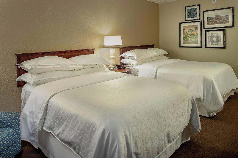 هتل Sheraton Westport Lakeside Chalet