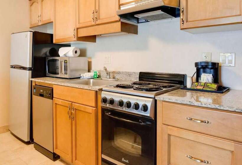 هتل Promenade Inn & Suites Oceanfront