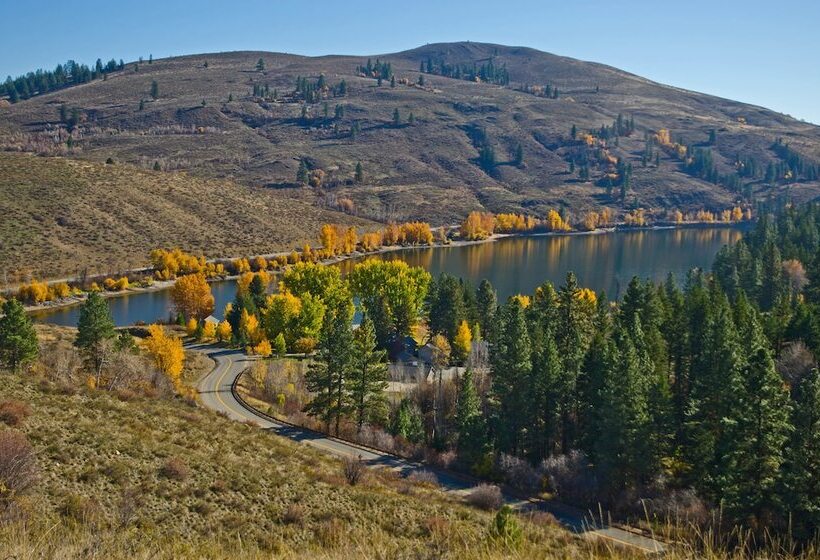 Отель Sun Mountain Lodge