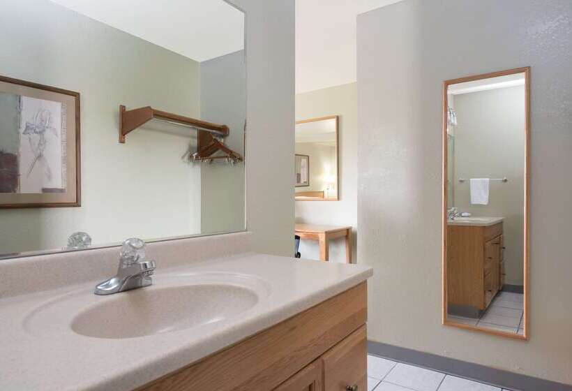 Отель Super 8 By Wyndham Billings